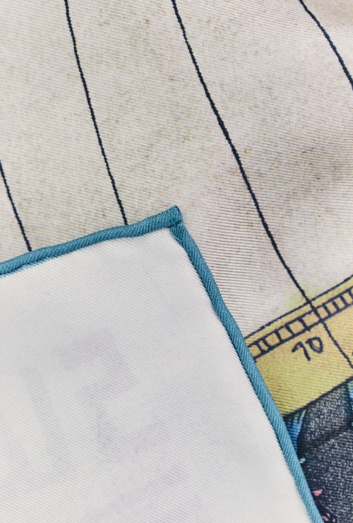 職人が１枚ずつ丹念に手作業で巻き上げる伝統技法の「手巻き」による上質なスカーフ
